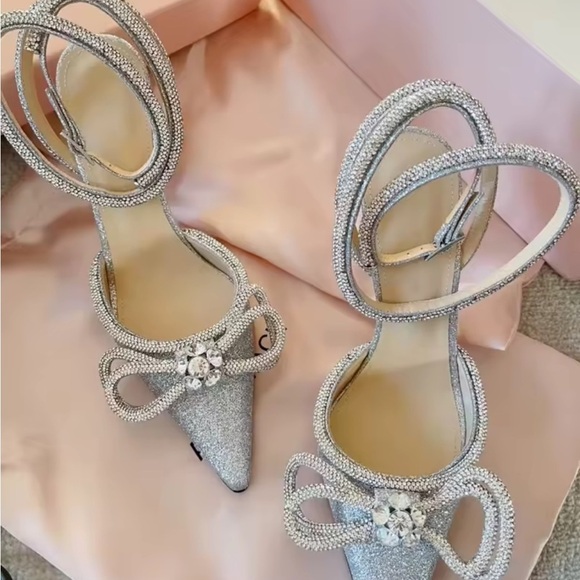 Chic Black Stiletto Heels with Sleek Design - Picture 4 of 10